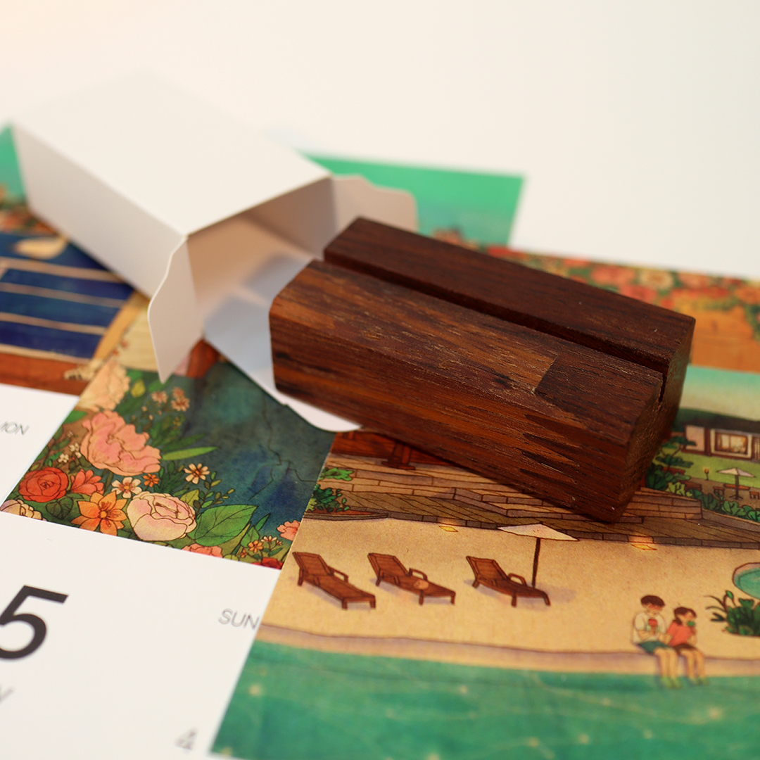 2025 Desk Calendar: A Year of Love and Warmth
